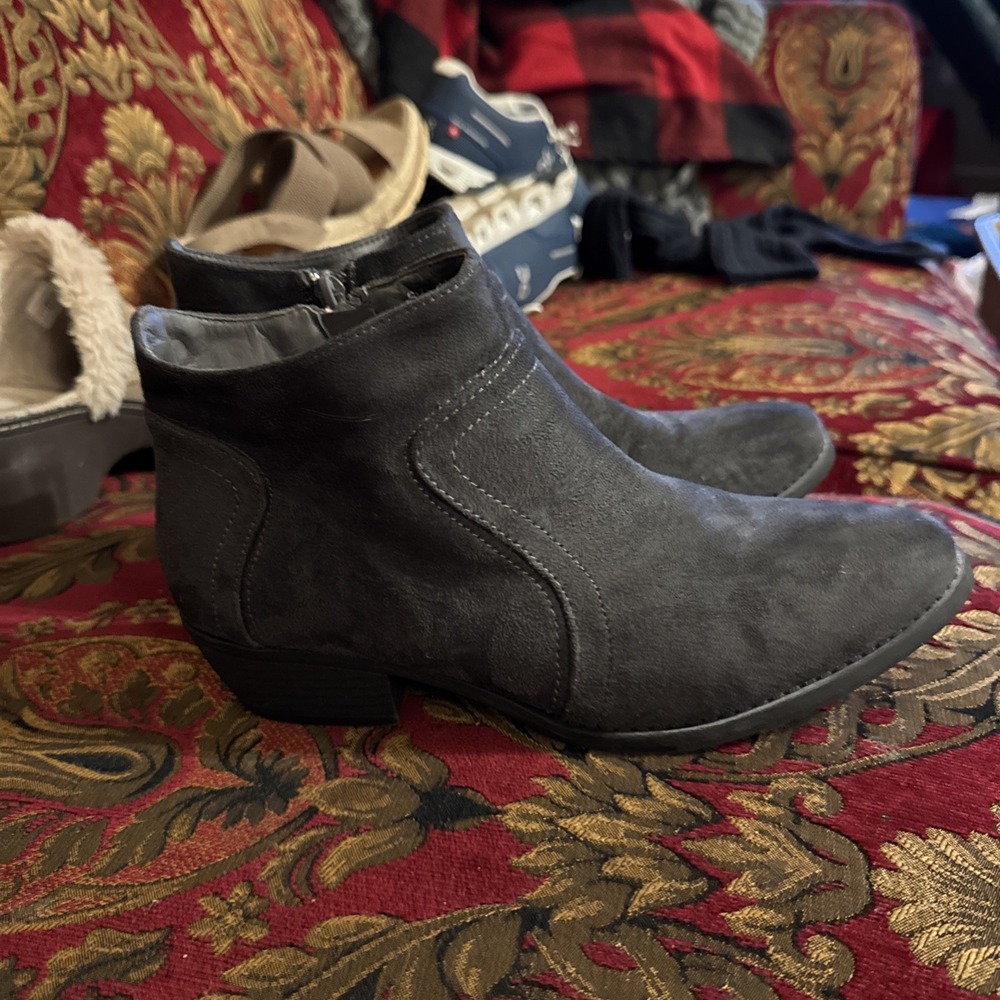 Ingaro Womens Ankle Boots Booties Gray Low Heel Stacked Zip 8 M